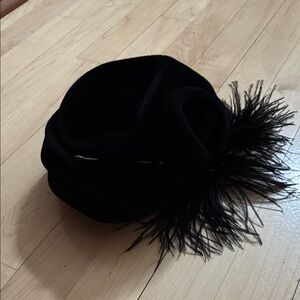 Vintage Merrimack (1940s/50s) women’s 
Black velvet hat